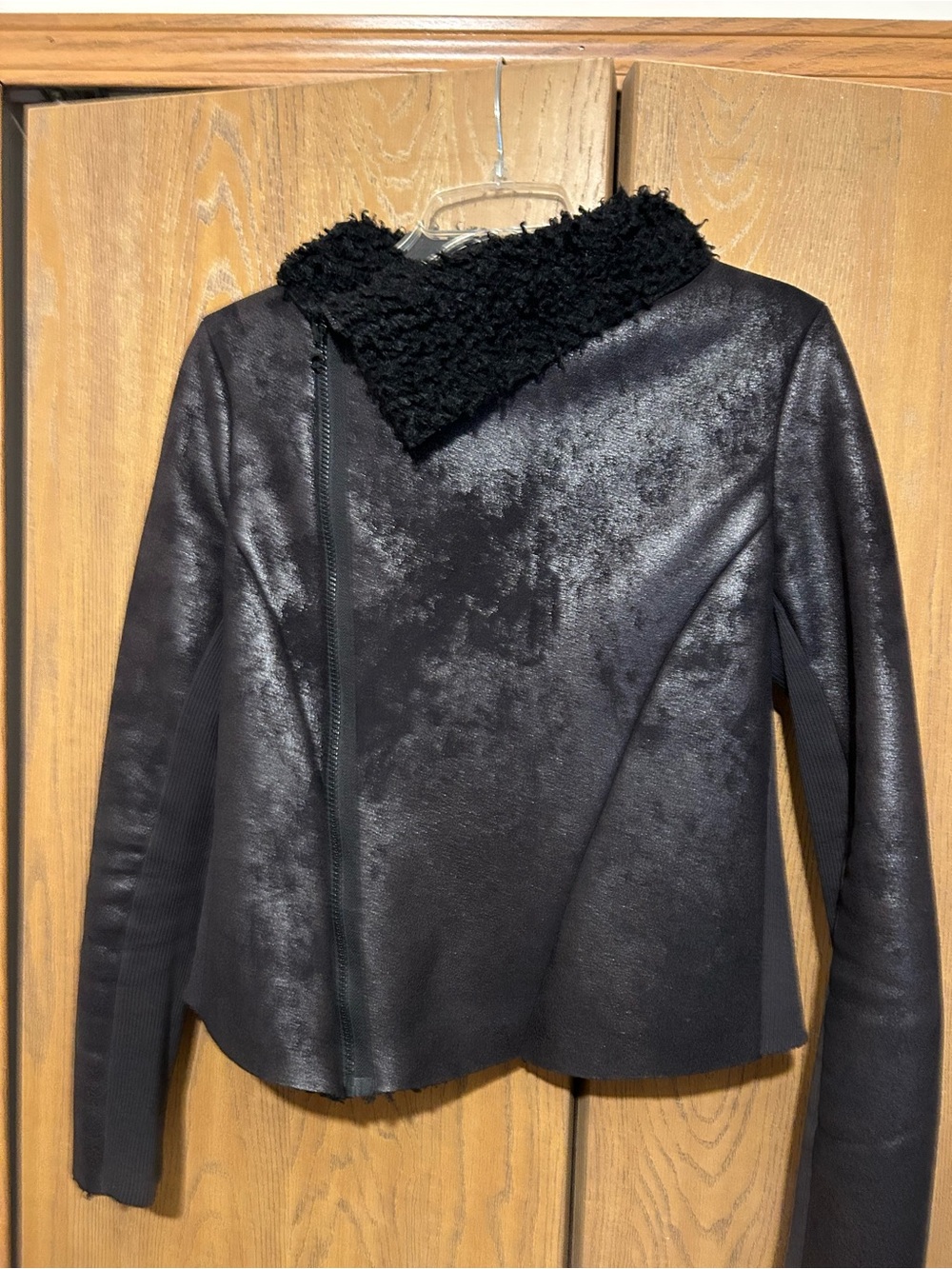 Simple Vera Wang Women's Faux-Shearling Collar Black Jacket